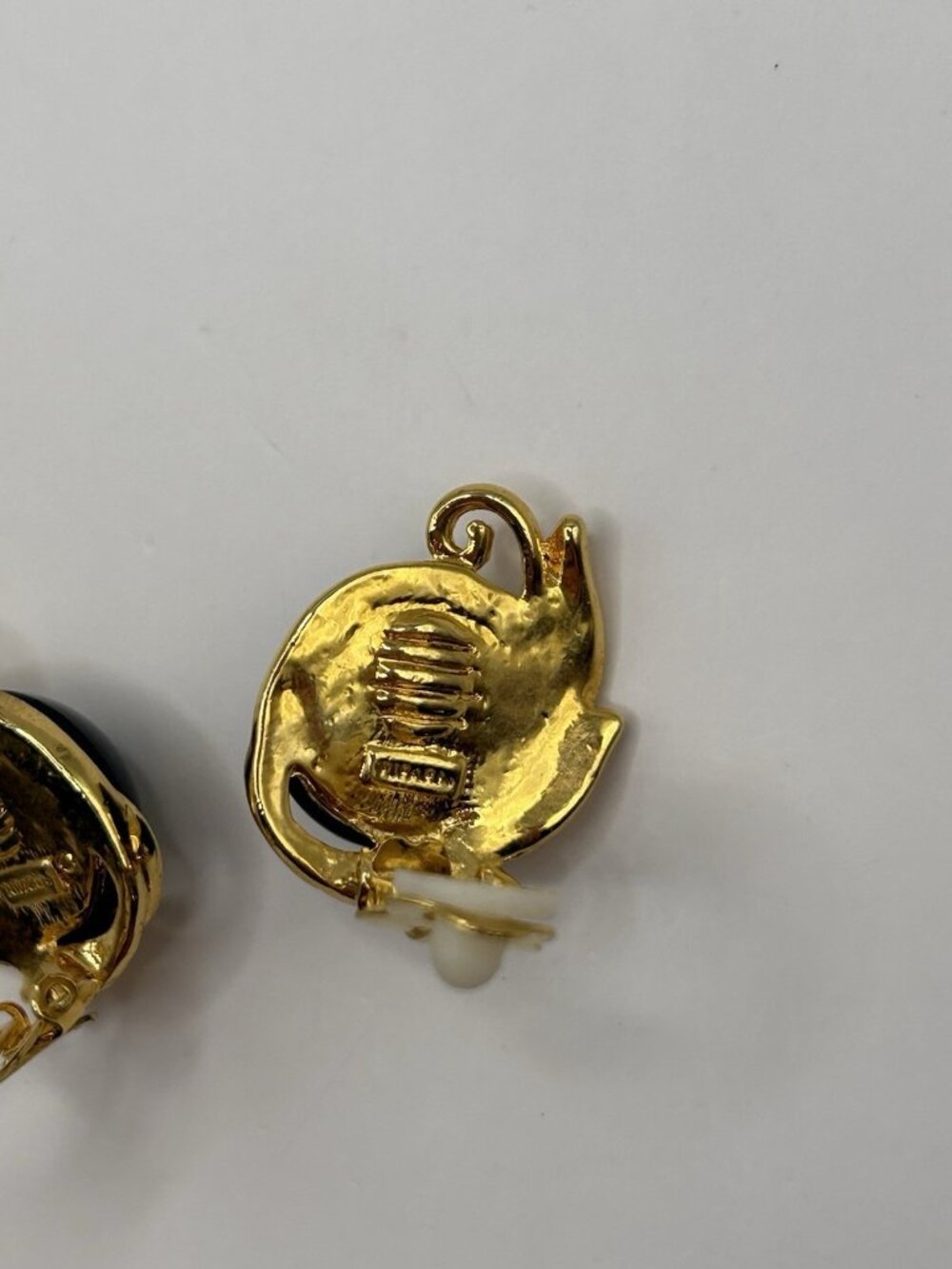 Vintage Trifari Black Cabochon Gold Tone Leaf Clip On Earrings Christmas Gift - Picture 10 of 12